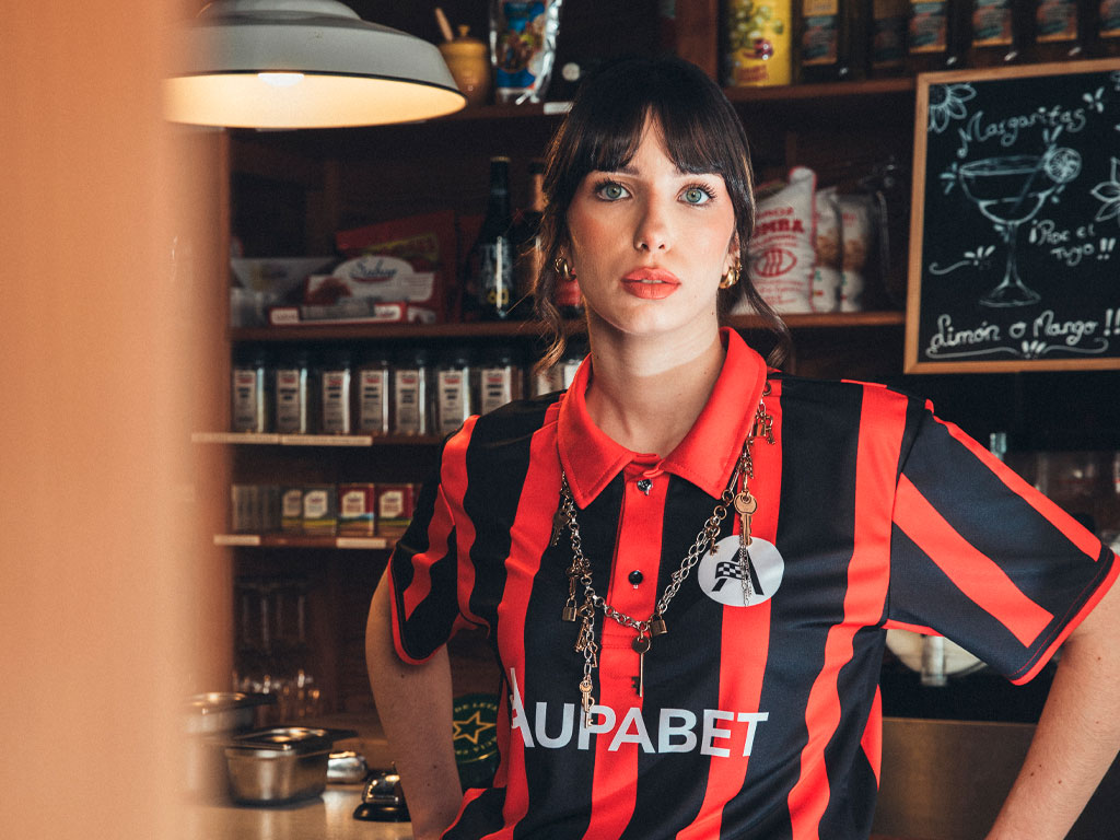 chica con camiseta de fútbol de la marca aupabet