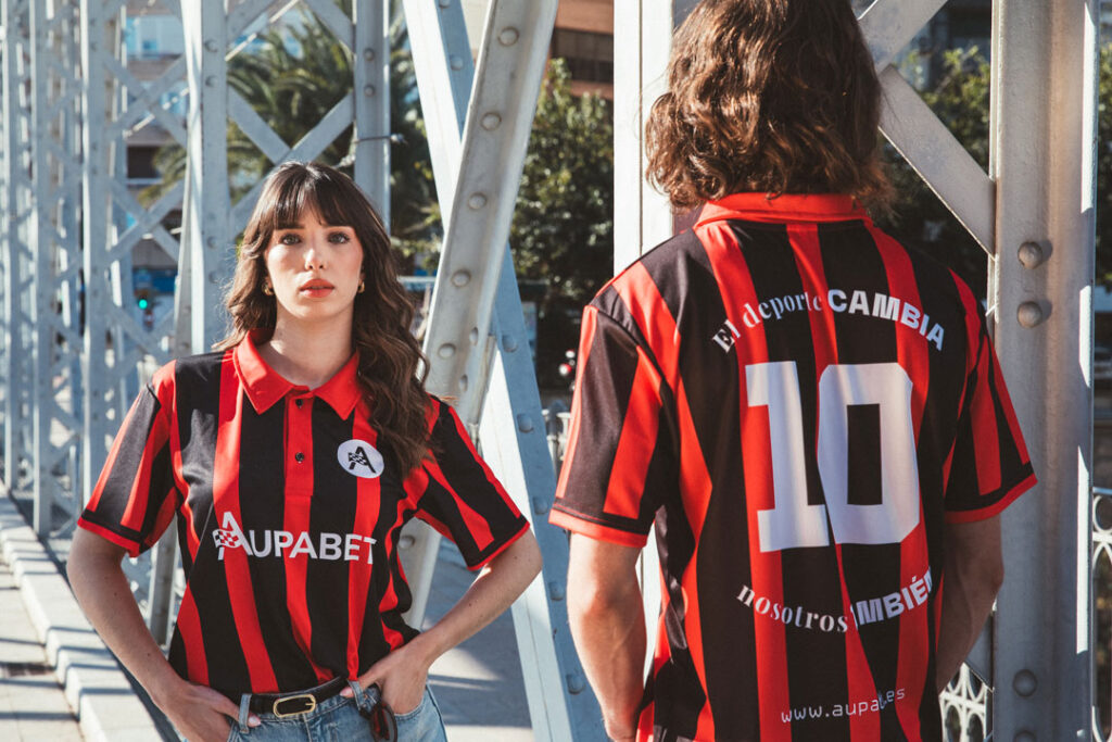 chica con camiseta de fútbol de la marca aupabet